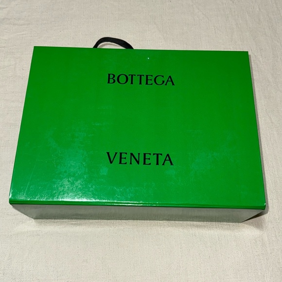 Bottega Veneta Chain cassette Suede Crossbody bag - Picture 4 of 10